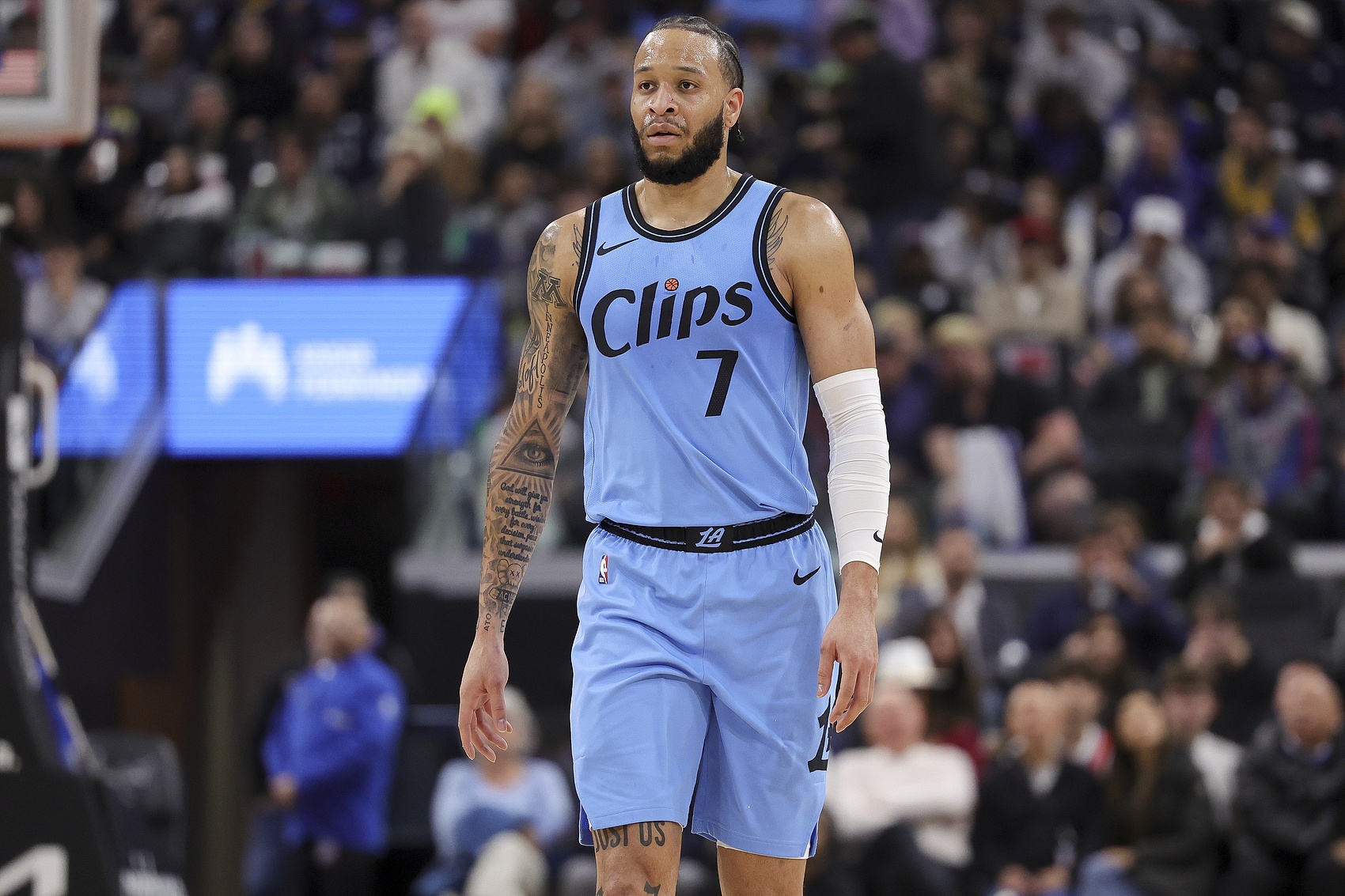 mk体育APP-船记：虽然科菲受到不少船迷批评 但他多次关键时刻能挺身而出